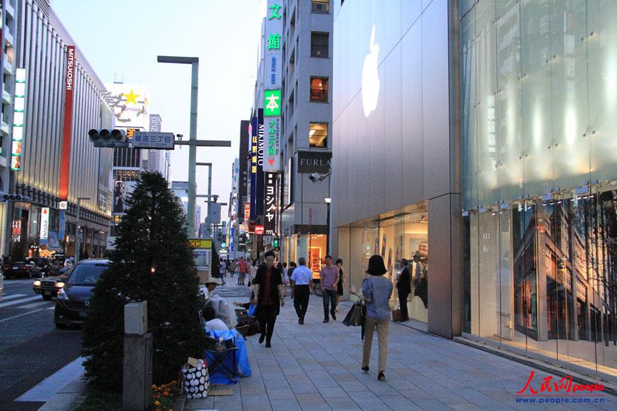 12�����磬λ�ڶ���������ƻ��ר����ǰ������Я�������Ŷӹ�����20�շ��۵�ƻ��iPhone5s��
