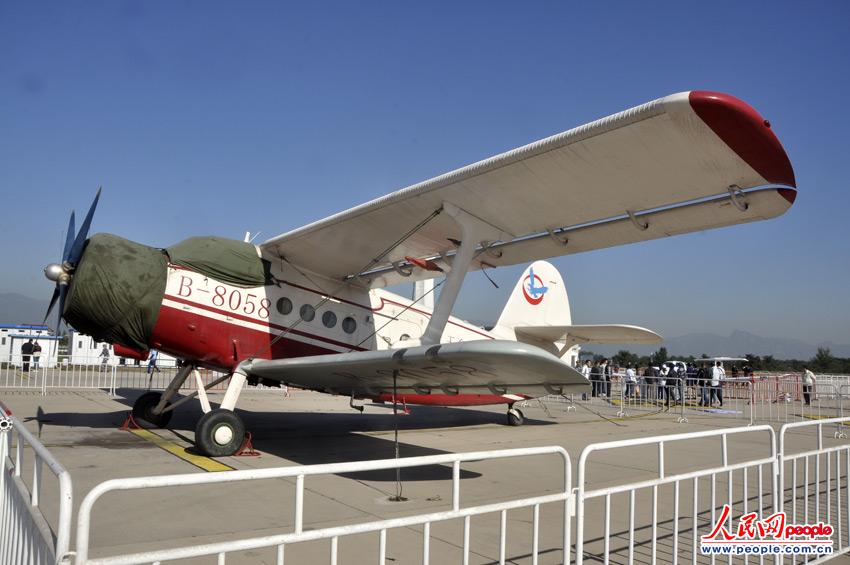 2013年9月26日,一架运-5b型飞机在第十五届北京国际航空展飞行节上