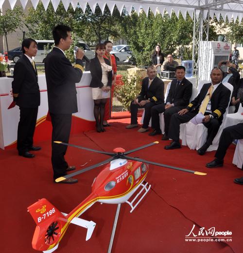 北京 杨铁虎/2013年9月26日上午，首航直升机首批私照培训毕业学员代表在...