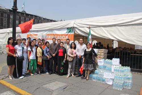 墨西哥华人华侨社团联合总会向墨灾区捐物活动现场
