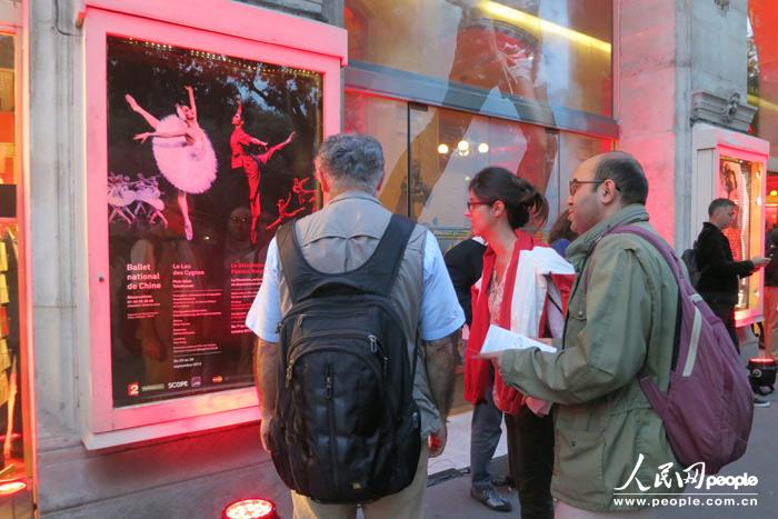 ��Ժ�ſڹ����аš�����졷�͡���ɫ���Ӿ�������������������