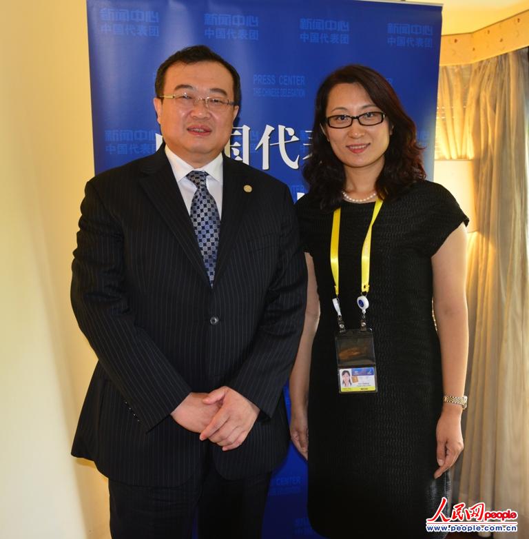 中国驻印尼大使刘建超（左）接受人民网记者孙海峰专访。（摄影：人民网记者 于凯）