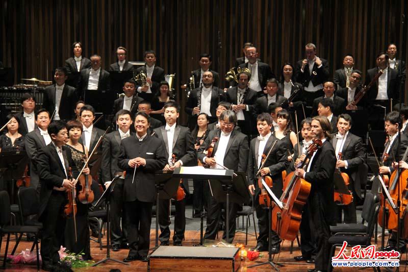 受邀参加墨西哥第41届塞万提斯国际艺术节的北京交响乐团9日晚在墨西哥城国家美术宫进行了首演，精彩的演出博得了现场观众的热烈欢迎。（人民网记者姜波摄）