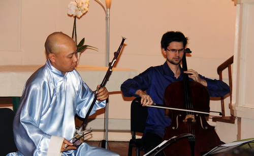15日晚，一场别开生面的法中音乐会在巴黎德国教堂举行。二胡艺术家果敢和法国大提琴艺术家阿德里安・弗拉斯-松贝用东西合璧的方式演奏了中国传统音乐和巴赫的经典作品。 李志伟摄
