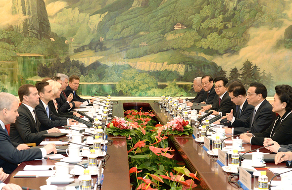 2013年10月22日,国务院总理李克强在北京人民大会堂与俄罗斯总理梅德韦杰夫共同主持中俄总理第十八次定期会晤。
摄影:新华社记者 刘建生