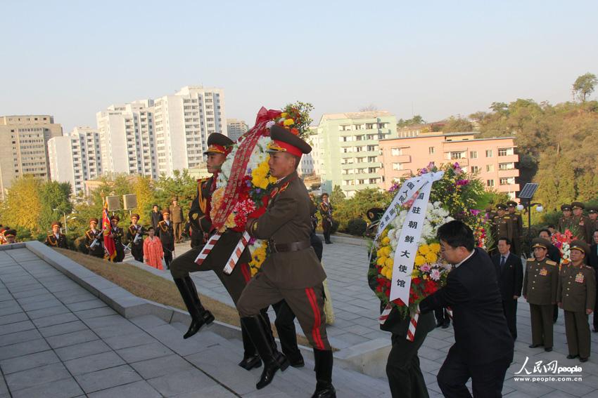 中国驻朝鲜大使馆和正在朝鲜访问的志愿军烈士纪念设施工作组向友谊塔敬献了写有“中国人民志愿军烈士永垂不朽”字样的花圈。