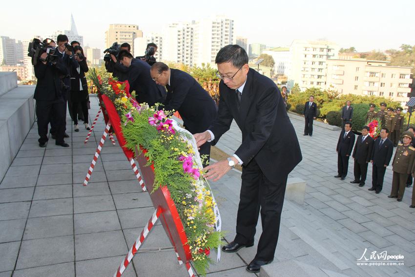 中國駐朝鮮使館臨時代辦田寶珍和朝鮮最高人民會議常任委員會副委員長楊亨燮上前整理花圈緞帶。