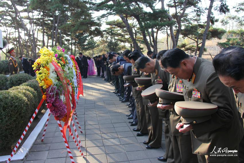 当天在平壤市兄弟山区的中国人民志愿军烈士墓也举行了纪念仪式。