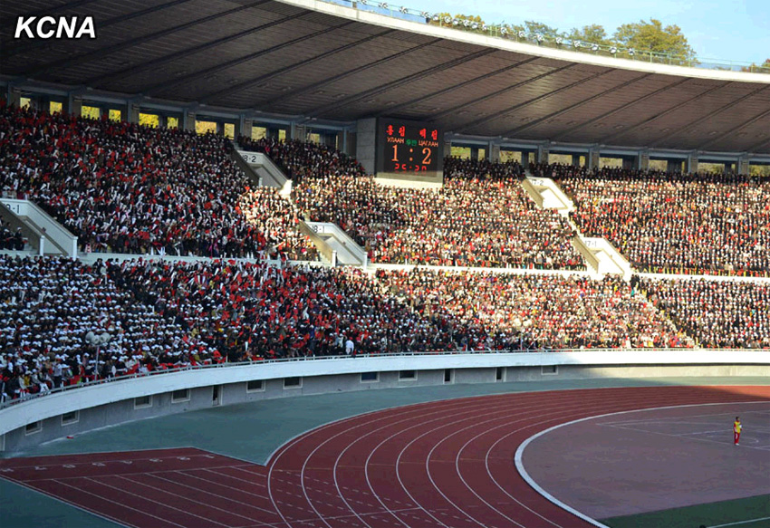 朝鲜和蒙古少年足球运动员30日在金日成体育场举行混合比赛.