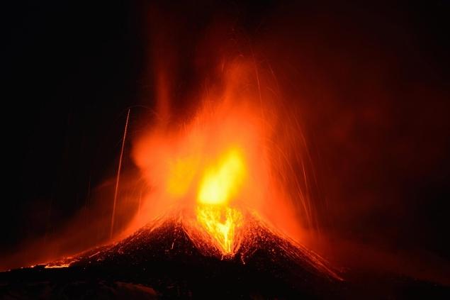 意大利火山爆发照亮西西里岛东部夜空（图）