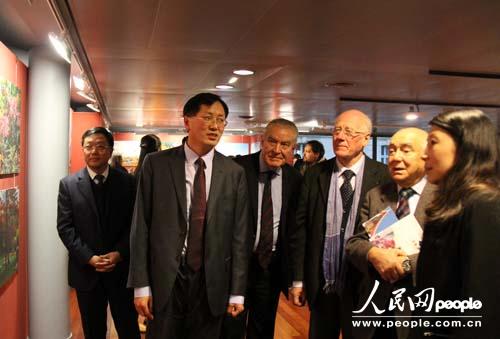吉林省人民政府新闻办公室主任张志伟向法国观众介绍图片展