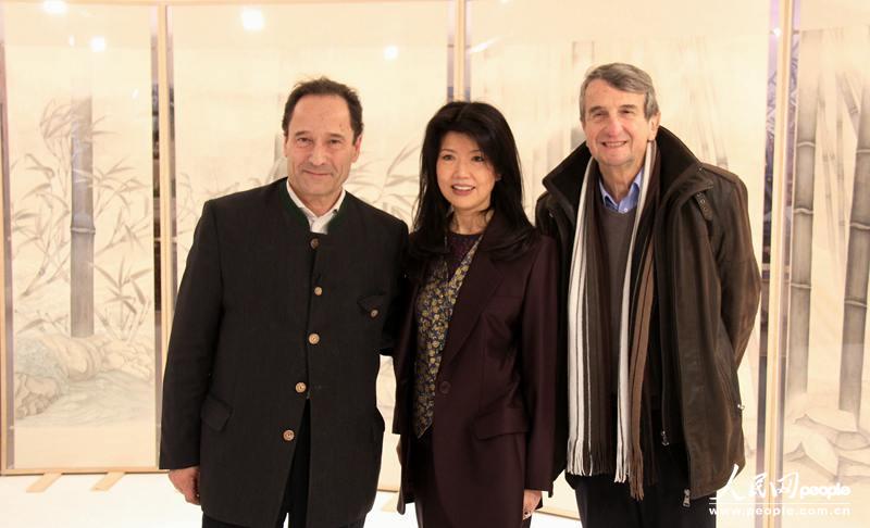 7日，法国华人画家李芳芳历时3年创作的巨幅工笔画作品《生命的旅程》首次在巴黎新华影廊展出。图为李芳芳与巴黎舞会主席米歇尔・苏瓦耶（左）、法国资深媒体人菲利普・罗肖（右）。 李志伟摄