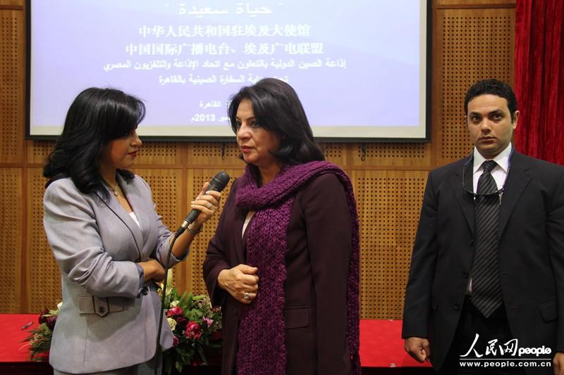 图为首映式现场埃及新闻部长杜丽娅・沙拉夫丁（中）在接受记者采访。本报记者刘水明摄