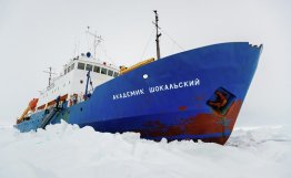 俄“绍卡利斯基院士”号科考船绕过冰海驶入清水区