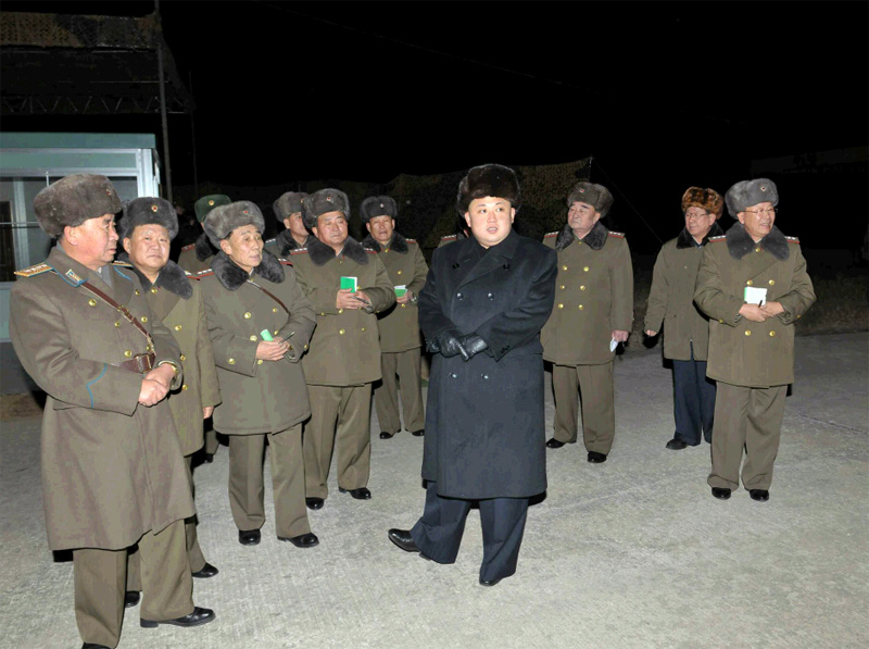 金正恩指导朝鲜人民军航空陆战兵夜间训练（《劳动新闻》图片）