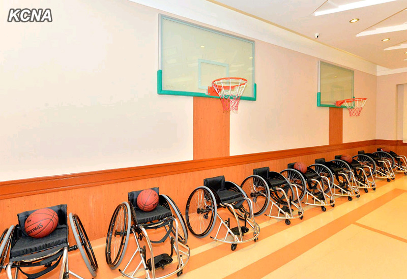 实拍朝鲜豪华康复疗养院，金正恩亲自发起建成。图为为残疾人准备的篮球馆。（朝中社图片）