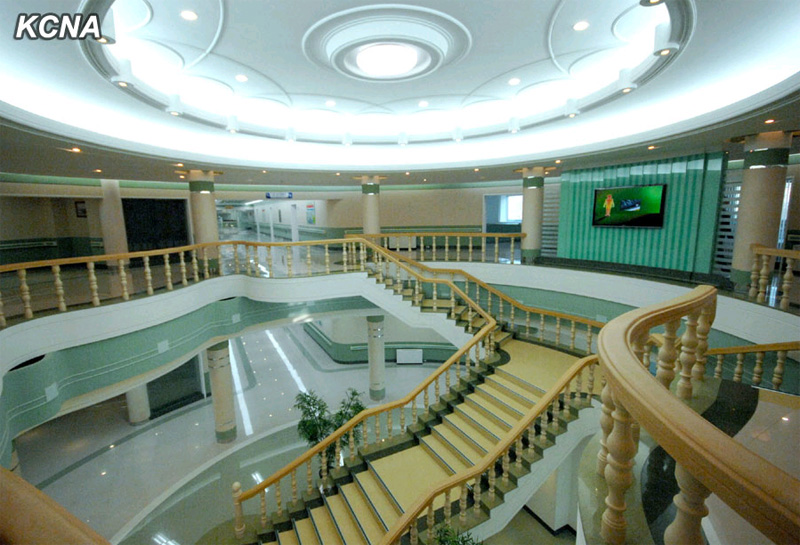 实拍朝鲜豪华康复疗养院，金正恩亲自发起建成。图为内部大厅。（朝中社图片）