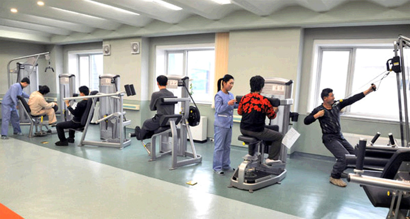 实拍朝鲜豪华康复疗养院，金正恩亲自发起建成。图为医护人员在帮助患者做康复运动。（《劳动新闻》图片）