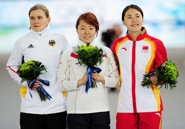 2010年温哥华冬奥会,中国女子速滑名将王北星(右)获铜牌.
