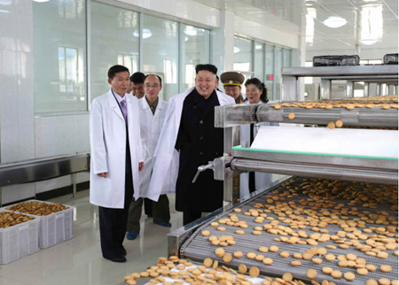 组图:金正恩视察朝鲜军队食品加工厂【3】