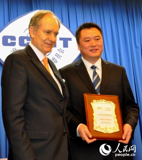 意大利驻华大使白达宁（左）为中国国家馆全球合作伙伴授牌。（摄影：人民网 郑青亭）