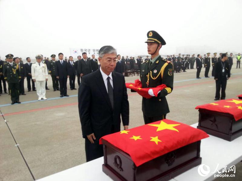 中國駐韓國大使邱國洪為烈士遺骸覆蓋國旗。