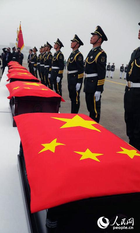 志愿军烈士的遗骸盖上了鲜艳的五星红旗。
