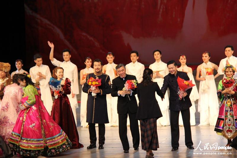 之春"友谊艺术节的中国东方演艺集团的演员们在专场演出结束后谢幕