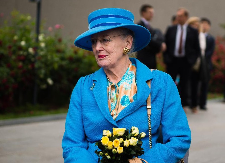 4月27日，丹麦女王玛格丽特二世在南京参观侵华日军南京大屠杀遇难同胞纪念馆。 这是玛格丽特二世在和平广场沉思。 新华社记者李响摄 