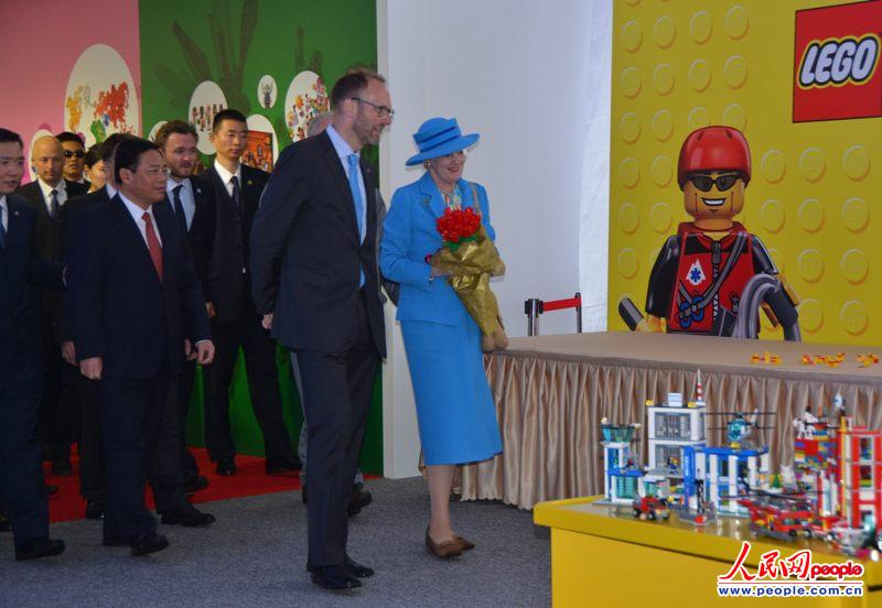 丹麦女王在嘉兴参加首个乐高亚洲工厂奠基典礼。（人民网 郑青亭摄）