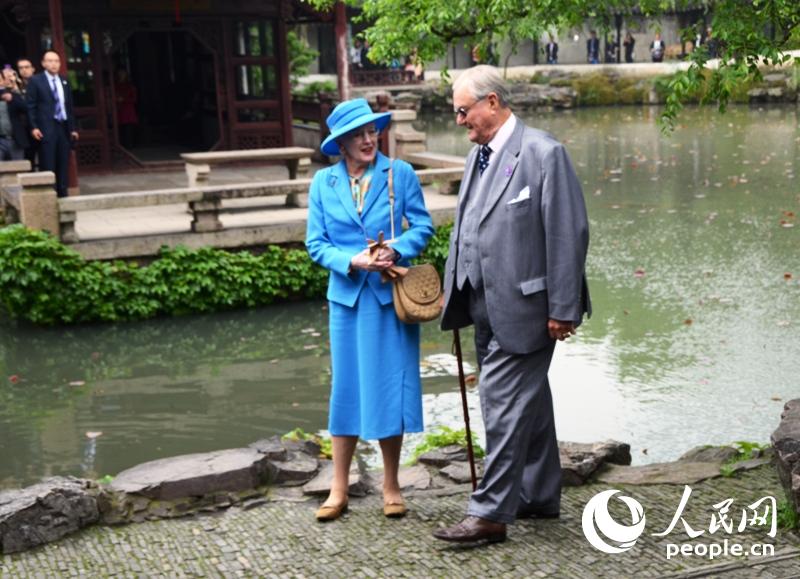 丹麦女王玛格丽特二世和亨里克亲王参观苏州拙政园。（摄影：人民网 郑青亭）