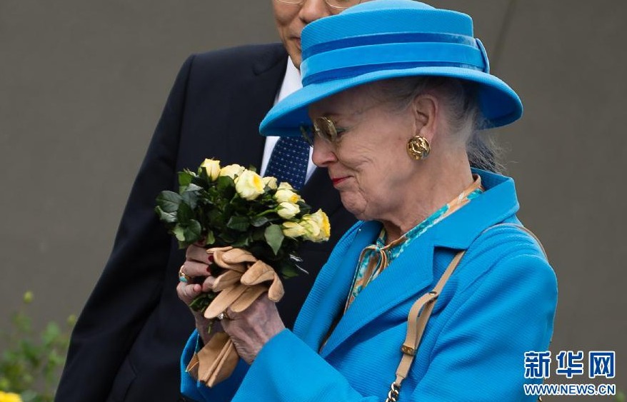 新华社照片，南京，2014年4月27日 丹麦女王玛格丽特二世参观侵华日军南京大屠杀遇难同胞纪念馆