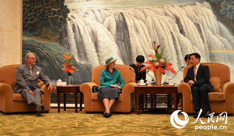 丹麦女王玛格丽特二世（中）及亨里克亲王（左）与上海市委书记韩正（右）举行会见。（摄影：张西美朵）