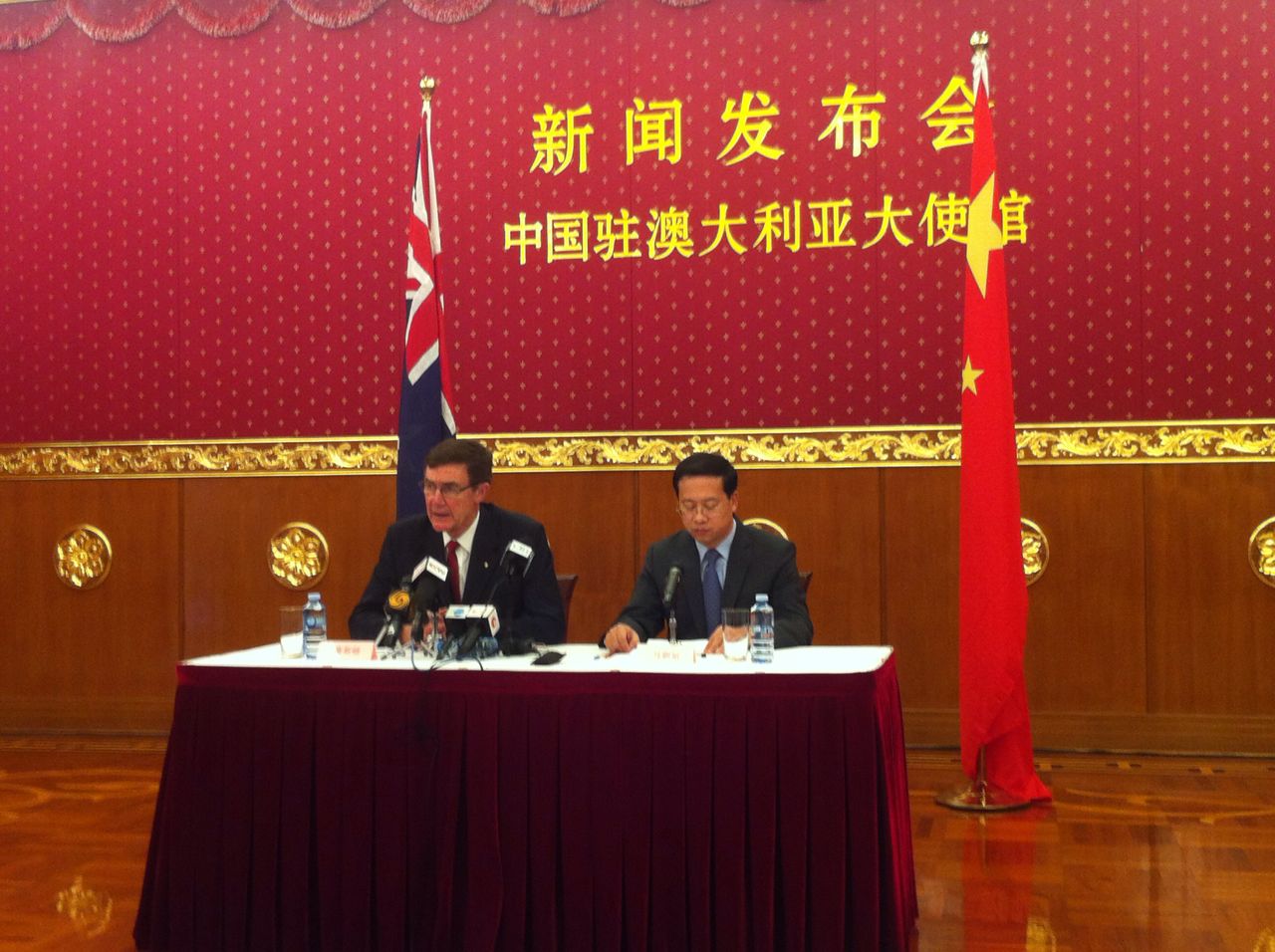 中国驻澳大使马朝旭(右)与澳大利亚联合协调中心负责人安格斯·休斯顿