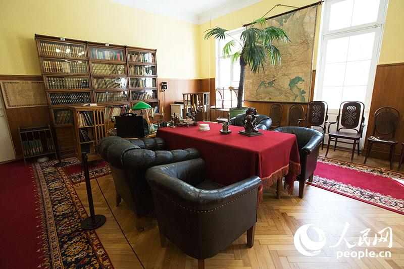 图为恢复后的克里姆林宫列宁书房内的写字台和接待来宾的桌椅.