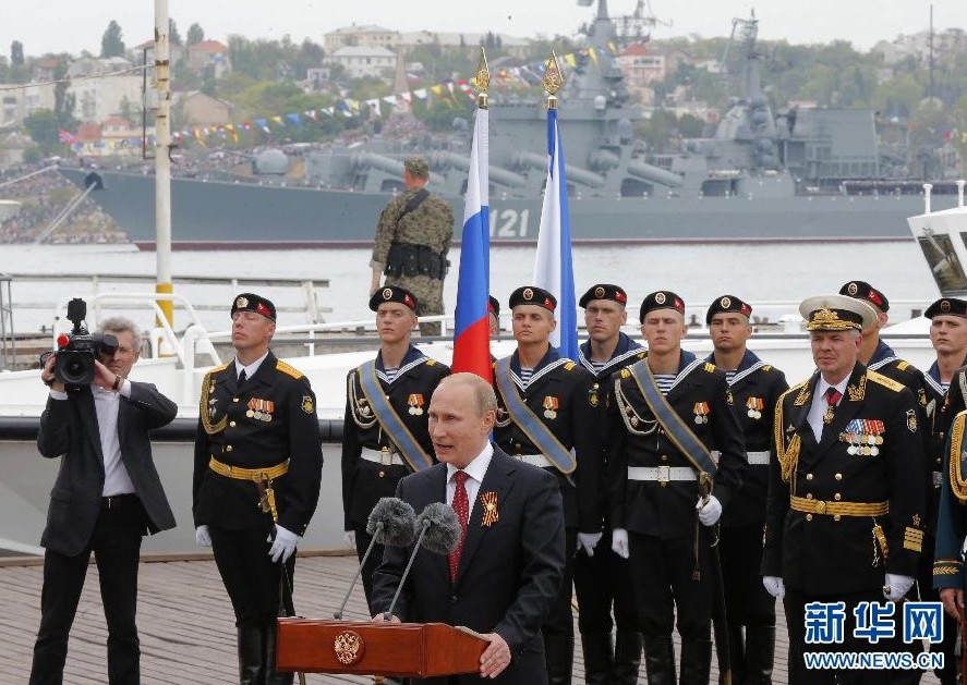 普京首访克里米亚 检阅黑海舰队