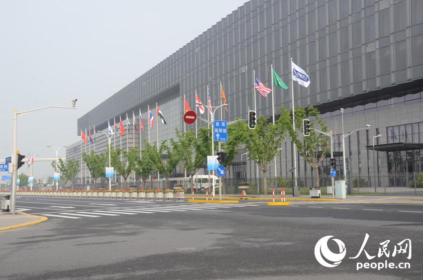 上海世博中心南广场亚信峰会各代表团旗帜飘扬