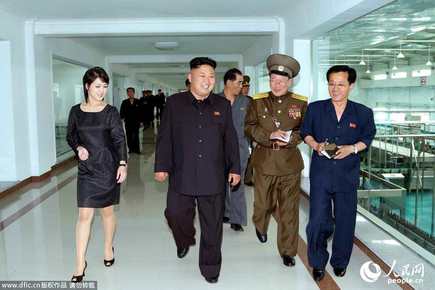 金正恩携妻视察果树农场 李雪主黑色裙装端庄大方
