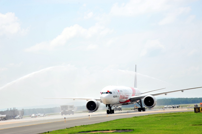 图为杜勒斯国际机场以传统的水拱门方式迎接