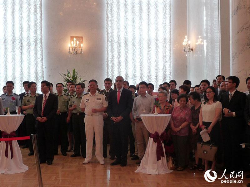 6月11日,俄罗斯驻华使馆内中,俄两国各界代表在庄严的国歌声中欢聚一