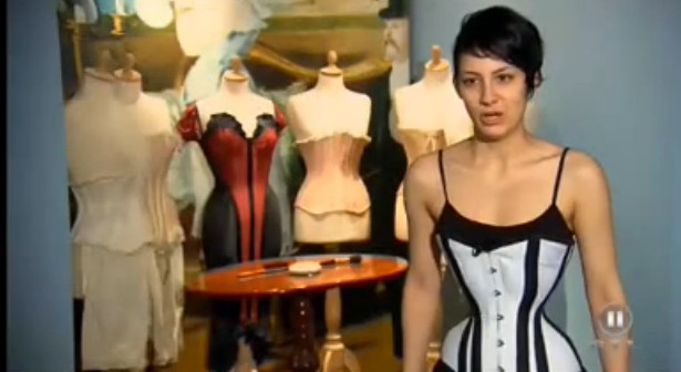 震驚！德國女子穿3年塑身衣練就水蛇腰（組圖）【8】