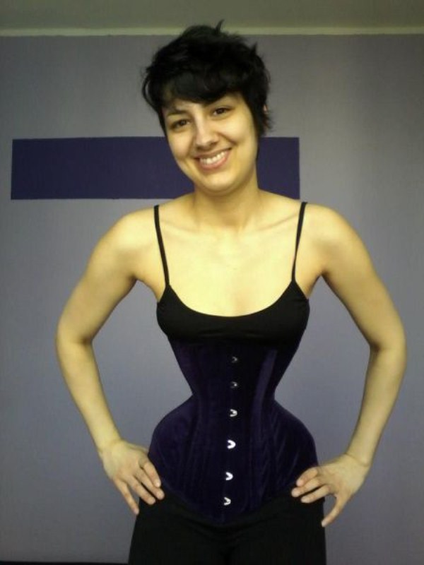 震驚！德國女子穿3年塑身衣練就水蛇腰（組圖）【2】