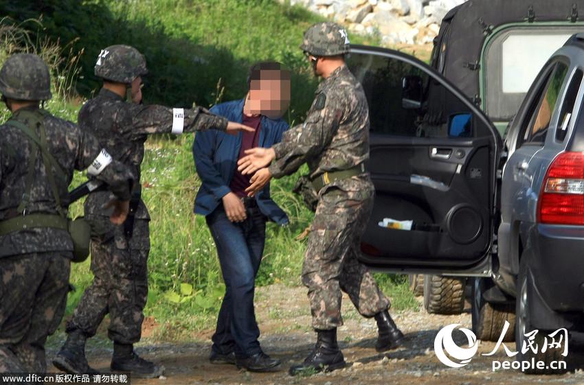 林父（蓝衣）被韩国军方带来劝降。（图片来源：东方IC 版权所有，违者必究）