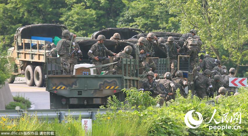 韩方追捕士兵如临大敌。（图片来源：东方IC 版权所有，违者必究）