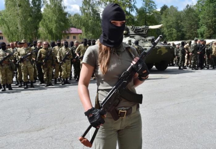 乌克兰600余娘子军持枪亮相誓言保护儿童/图