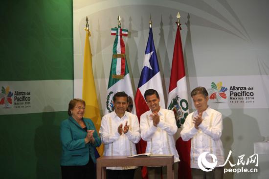 近日,拉美太平洋联盟第九次首脑峰会在墨西哥米塔角落下帷幕。图为智利总统巴切莱特，秘鲁总统乌马拉，墨西哥总统涅托和哥伦比亚总统桑托斯（从左到右）共同出席闭幕会议。人民网记者 李强摄