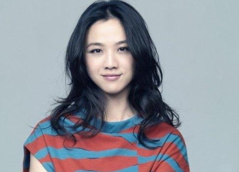 中国女演员汤唯与韩国导演金泰勇订婚