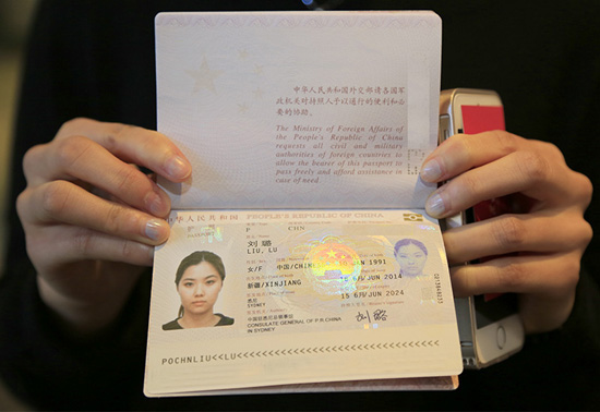 新版电子护照样例（摄影 贺吉）