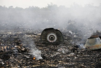 一西班牙航空调度员在自己的推特账户上表示，他曾检测到在马来西亚航空公司的MH17客机坠毁前不久，曾监测到有2架乌克兰军机在其附近飞行，军用飞机和MH17一同飞行了短短3分钟，随后从雷达上消失。