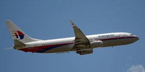 马航MH17客机298人遇难 机型与失联MH370相同波音777是一款由美国波音公司制造的远程双引擎广体客机，是目前全球最大的双引擎广体客机，三级舱布置的载客量为283人至368人，航程为9695公里至17500公里。